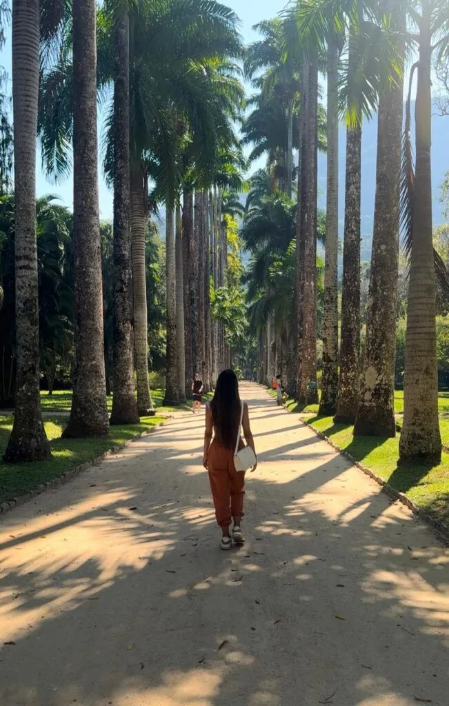 mejor-epoca-para-visitar-rio-de-janeiro Mujer caminando en el Jardín Botánico de Río de Janeiro