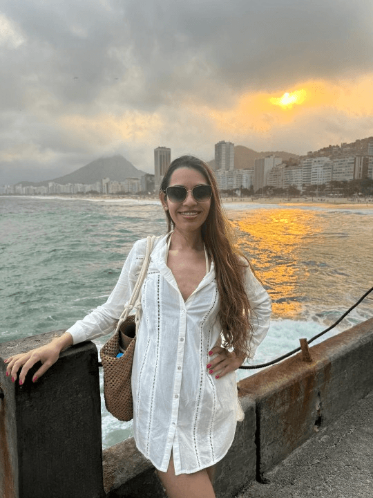 Mujer en la Playa de Leme durante el atardecer