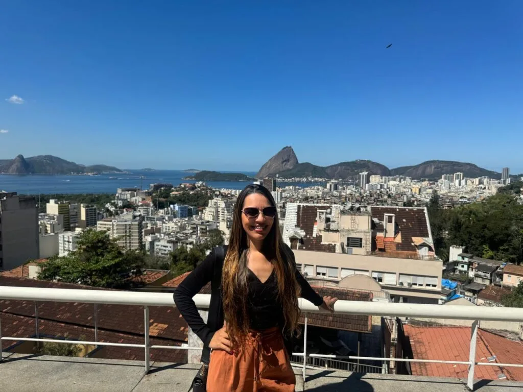 mejor-epoca-para-visitar-rio-de-janeiro Mujer en Santa Teresa en Río de Janeiro en otoño