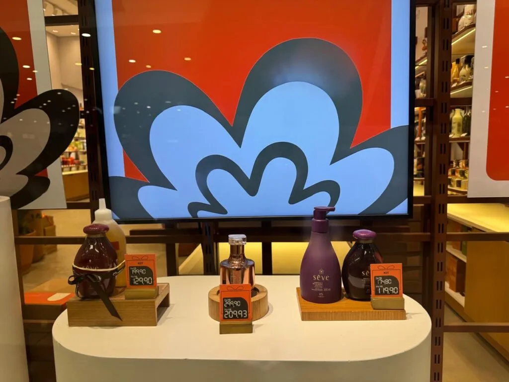 Best-Brazil-Souvenirs A store window display for Natura