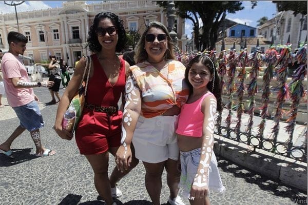 is-salvador-brazil-safe Tourists with body paintings in Salvador