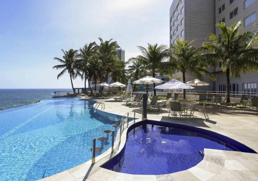 mejores-hoteles-en-salvador-brasil Vista de la piscina del Hotel Mercure Salvador Rio Vermelho